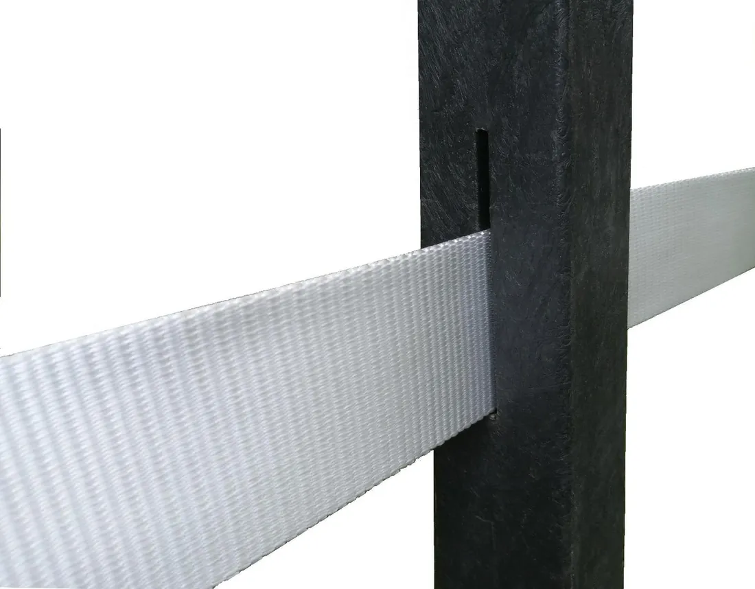 Weißes 40 mm gewebtes Band, durch den Schlitz eines graphitfarbenen Öko-Komposit-Pfostens geführt